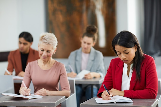 Studenti adulti in classe