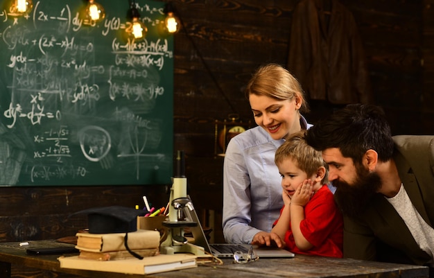 Studenti adulti sorridenti durante la pausa all'interno dell'aula, diploma di istruzione e concetto di persone - tutor di successo in tavole di mortaio, buoni insegnanti aiutano gli studenti a fare grandi domande,