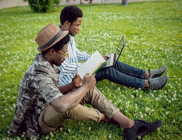 Studenti africani nel parco.