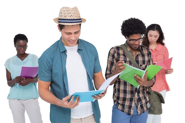 Studenti alla moda che sorridono alla macchina fotografica insieme