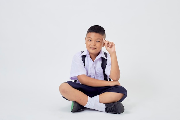 Studenti asiatici in uniforme isolati su sfondo bianco