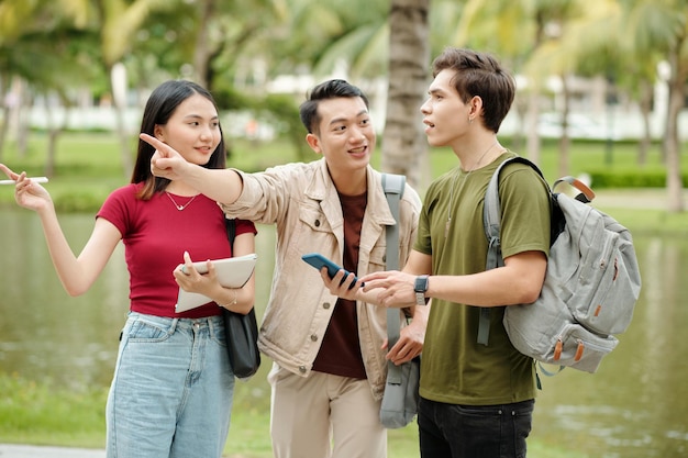 Studenti che aiutano la matricola