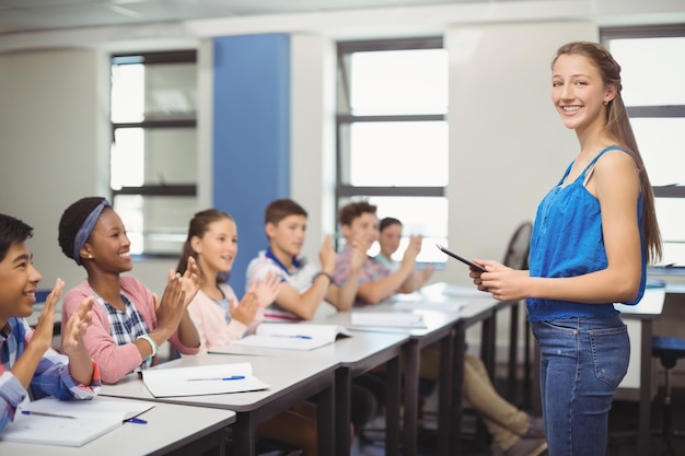 Studenti che apprezzano il compagno di classe dopo la presentazione in classe