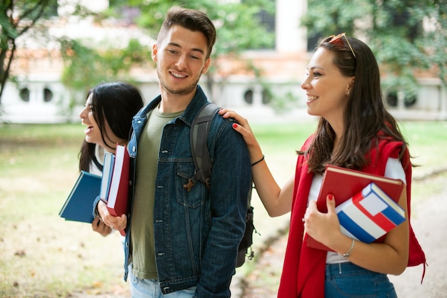 Studenti che camminano in un parco