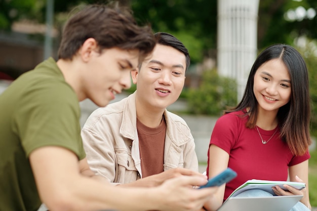 Studenti che discutono della nuova app