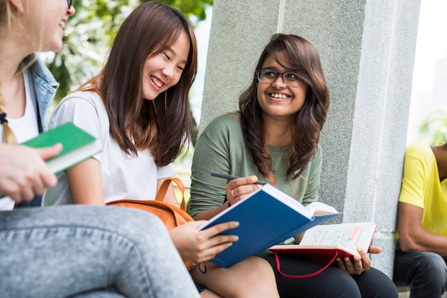 Studenti che fanno i compiti nel parco