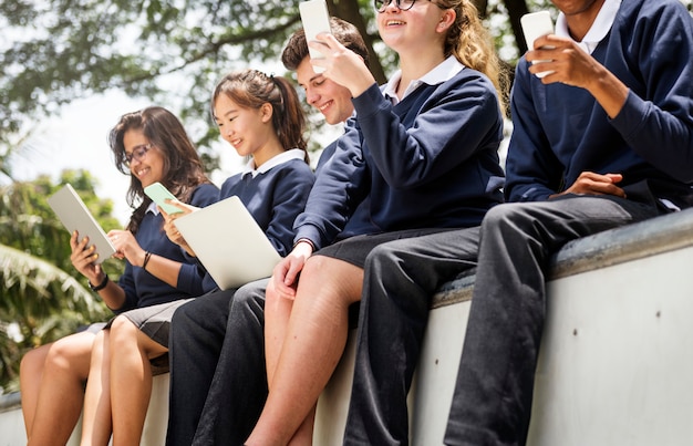 Studenti che fanno i compiti nel parco