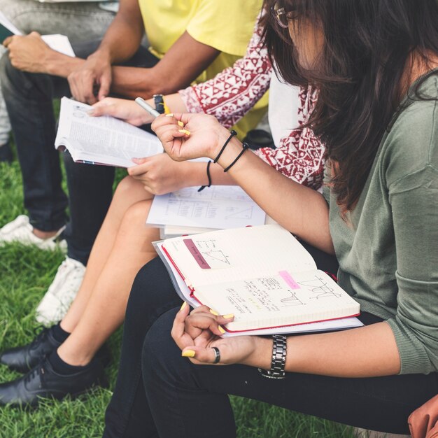 Studenti che fanno i compiti nel parco