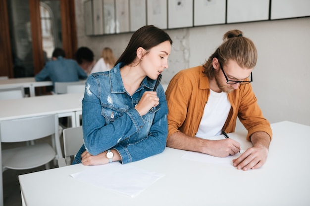 studenti che frequentano l'esame