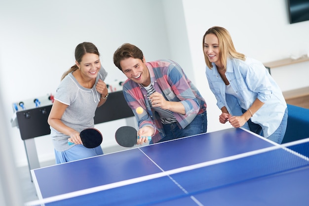 studenti che giocano a ping pong nel campus