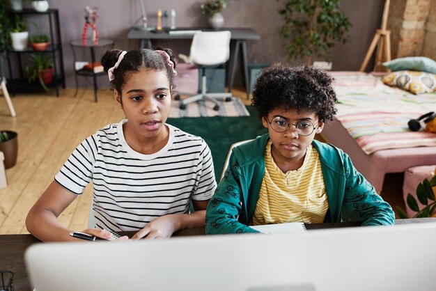 Studenti che hanno una riunione digitale sul computer