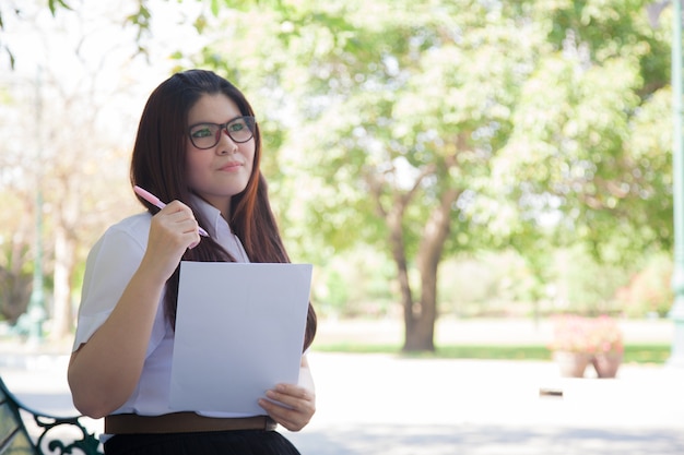 Studenti che indossano occhiali che contengono documenti