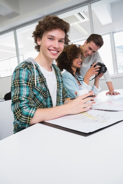 Studenti che lavorano con foto e fotocamera