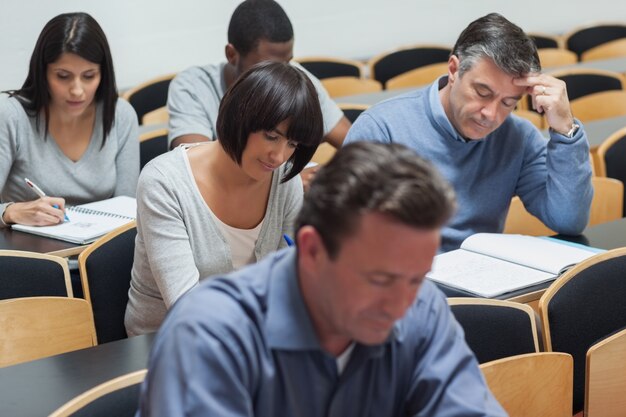 Studenti che lavorano in aula