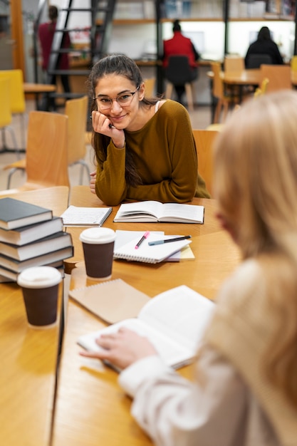 Studenti che lavorano in gruppo di studio