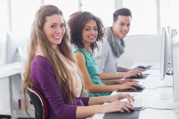 Studenti che lavorano in sala computer