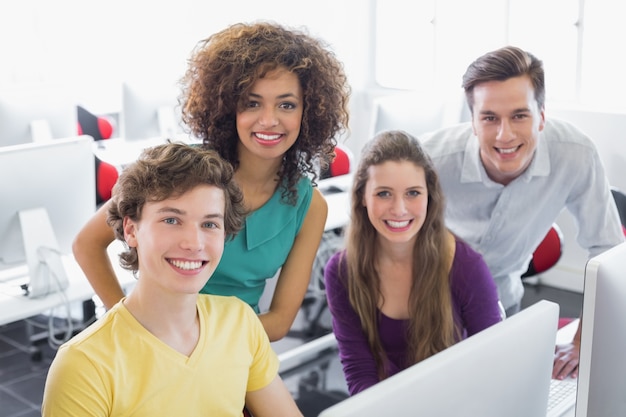 Studenti che lavorano in sala computer