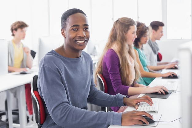 Studenti che lavorano in sala computer