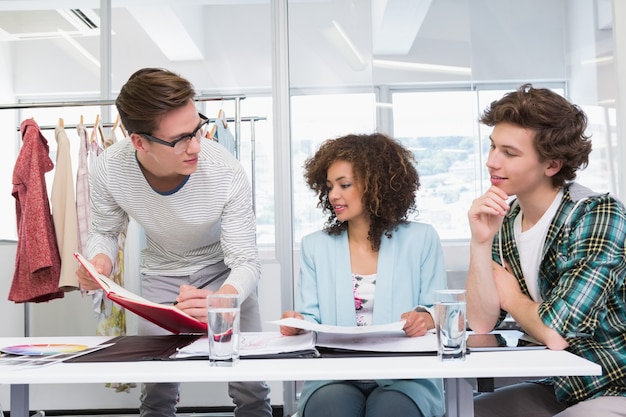 Studenti che lavorano insieme a quaderni di foto