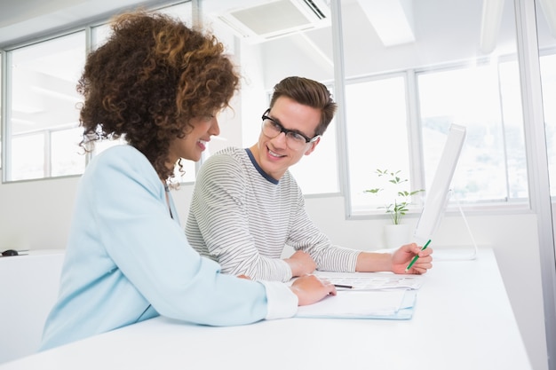 Studenti che lavorano insieme in classe