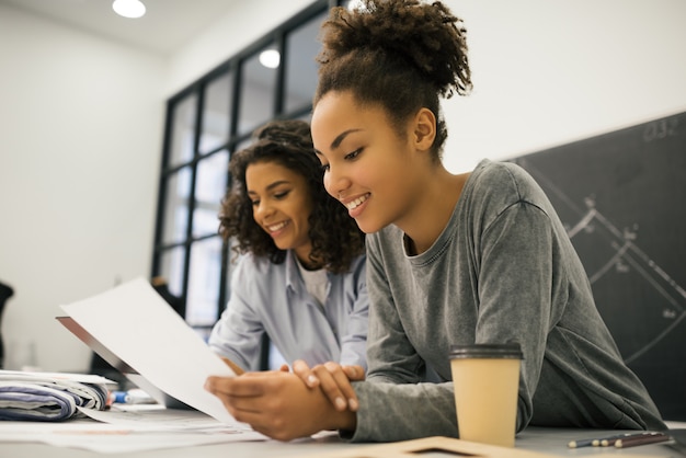 Studenti che lavorano insieme