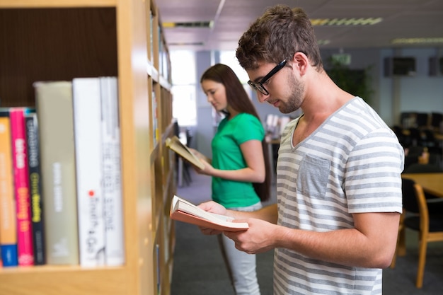 Studenti che leggono in biblioteca