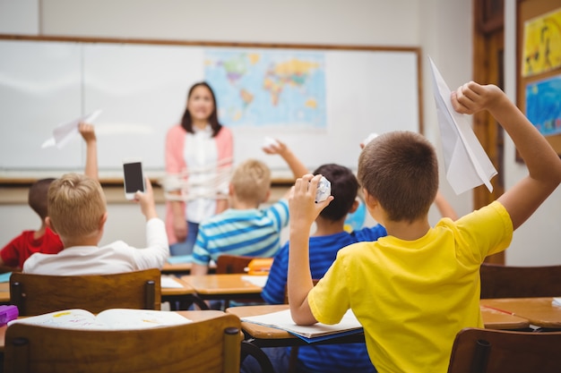 Studenti che ottengono carta e aeroplani in classe