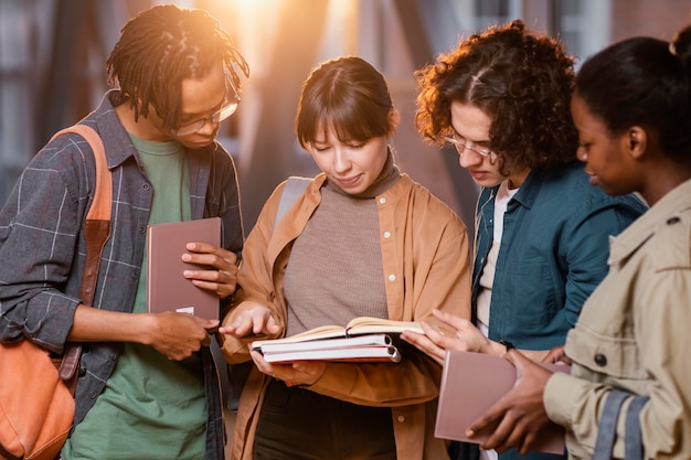 Studenti che parlano di un progetto in aula