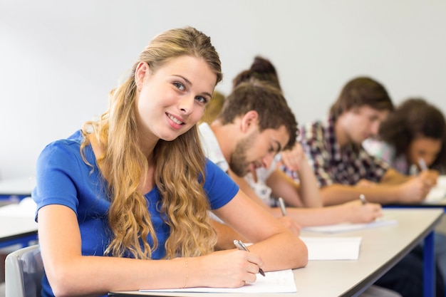 Studenti che scrivono appunti in aula