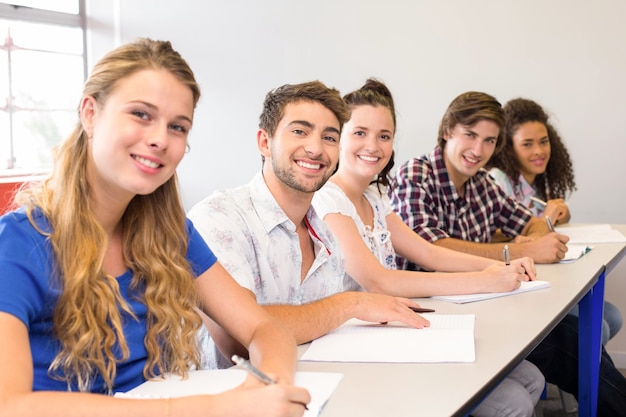 Studenti che scrivono appunti in aula