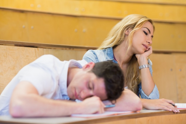 Studenti che si addormentano durante le lezioni durante la lezione