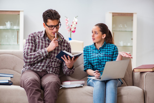 Studenti che si preparano per gli esami universitari