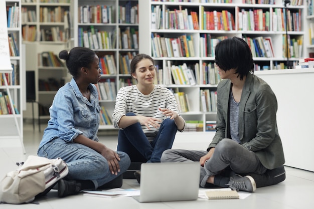 Studenti che si preparano per i compiti insieme