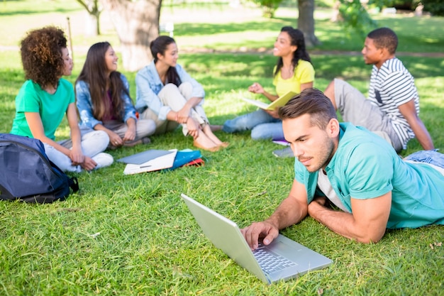 Studenti che studiano al campus