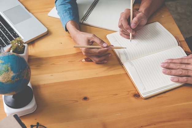 Studenti che studiano e brainstorming concetto di campus.