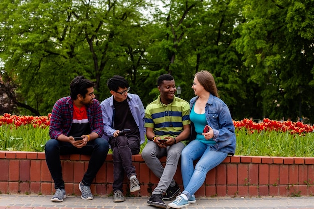 Studenti che supportano un amico durante i suoi momenti difficili