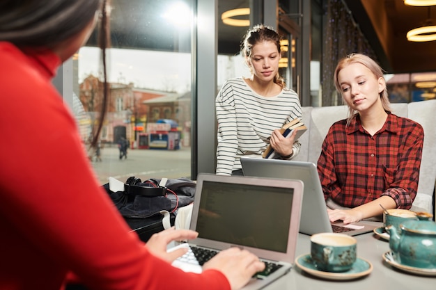 Studenti che usano il computer per studiare