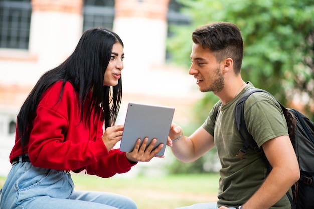 Studenti che usano un tablet in un parco