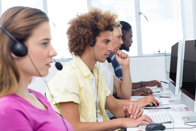 Studenti che utilizzano auricolari nella classe del computer