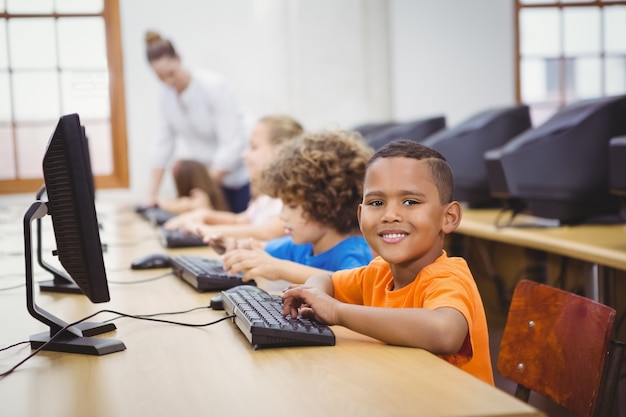 Studenti che utilizzano computer in classe