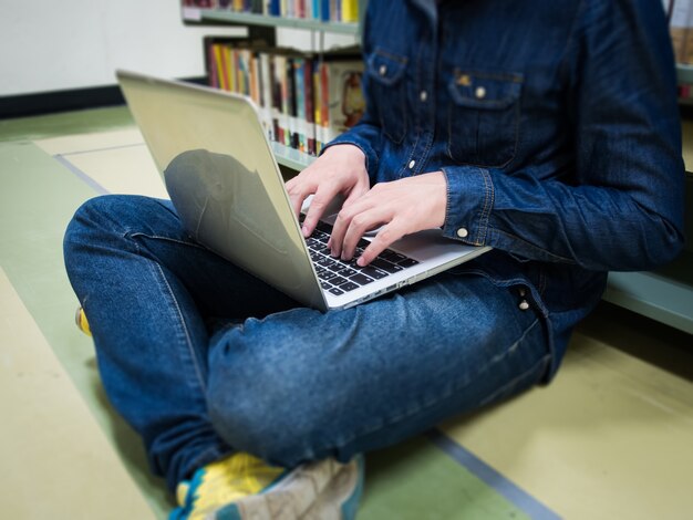 studenti che utilizzano il computer in biblioteca