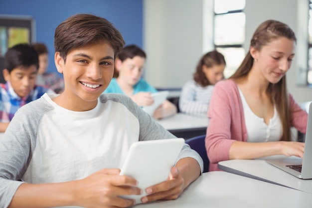 Studenti che utilizzano tablet digitale e laptop in classe