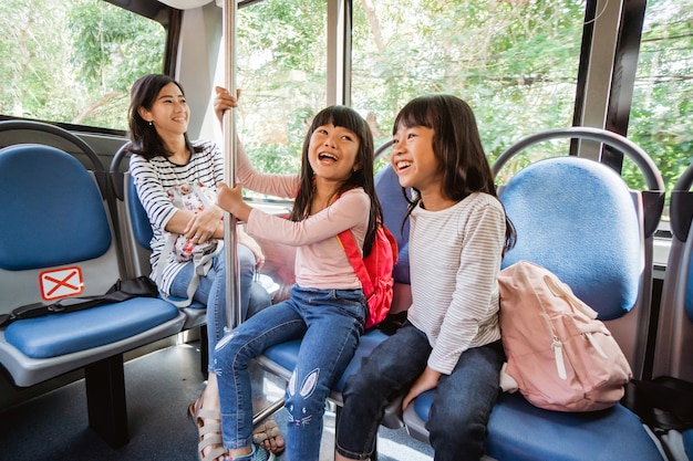 Studenti che vanno a scuola in autobus con i mezzi pubblici insieme