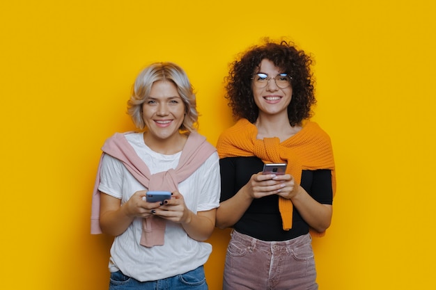 studenti con i capelli ricci che usano i loro telefoni