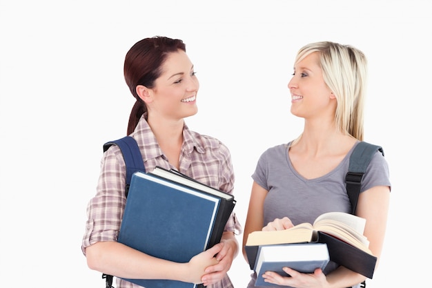 Studenti con libri che si guardano l&#39;un l&#39;altro