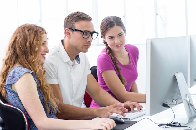 Studenti concentrati nella classe del computer