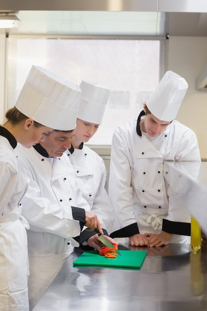 Studenti culinari che imparano a tagliare le verdure