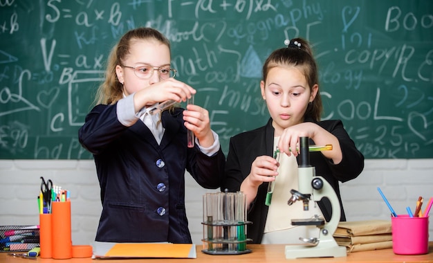 Studenti del ginnasio con uno studio approfondito delle scienze naturali Uniforme scolastica femminile impegnata a dimostrare la loro ipotesi Scuola privata Indagine sul progetto scolastico Esperimento scolastico Concetto di scienza