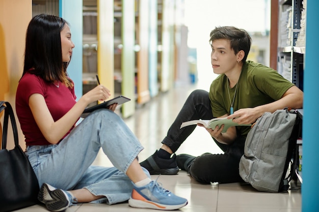 Studenti della scuola che discutono del progetto