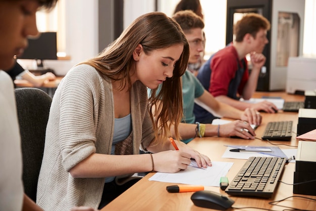 Studenti di design che lavorano su computer nel laboratorio di stampa CAD3D